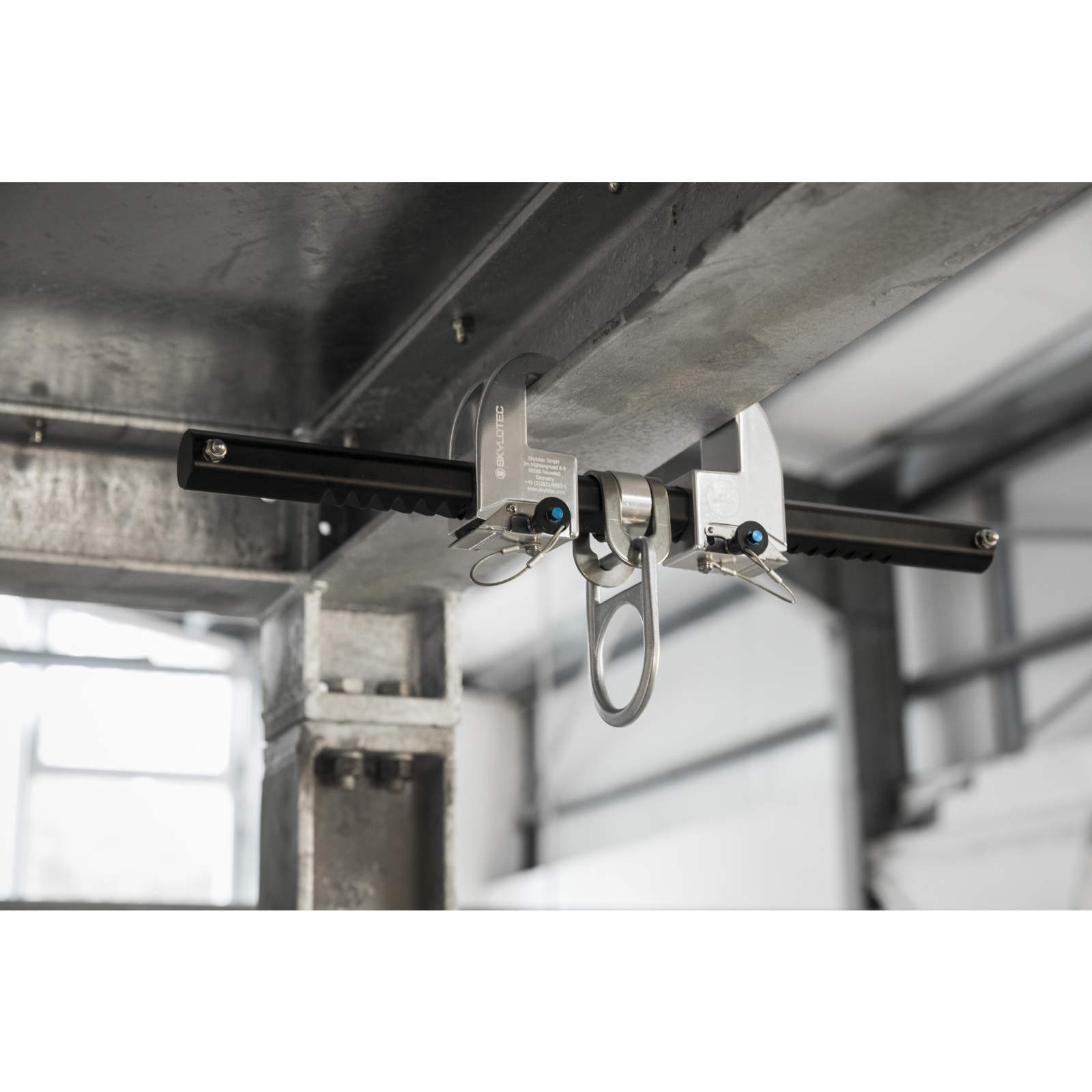 The adjustable clamping jaws ensure rapid and simple attachment to steel beams, whilst the multi-level safety system reliably prevents any unwanted movement or slipping during use.