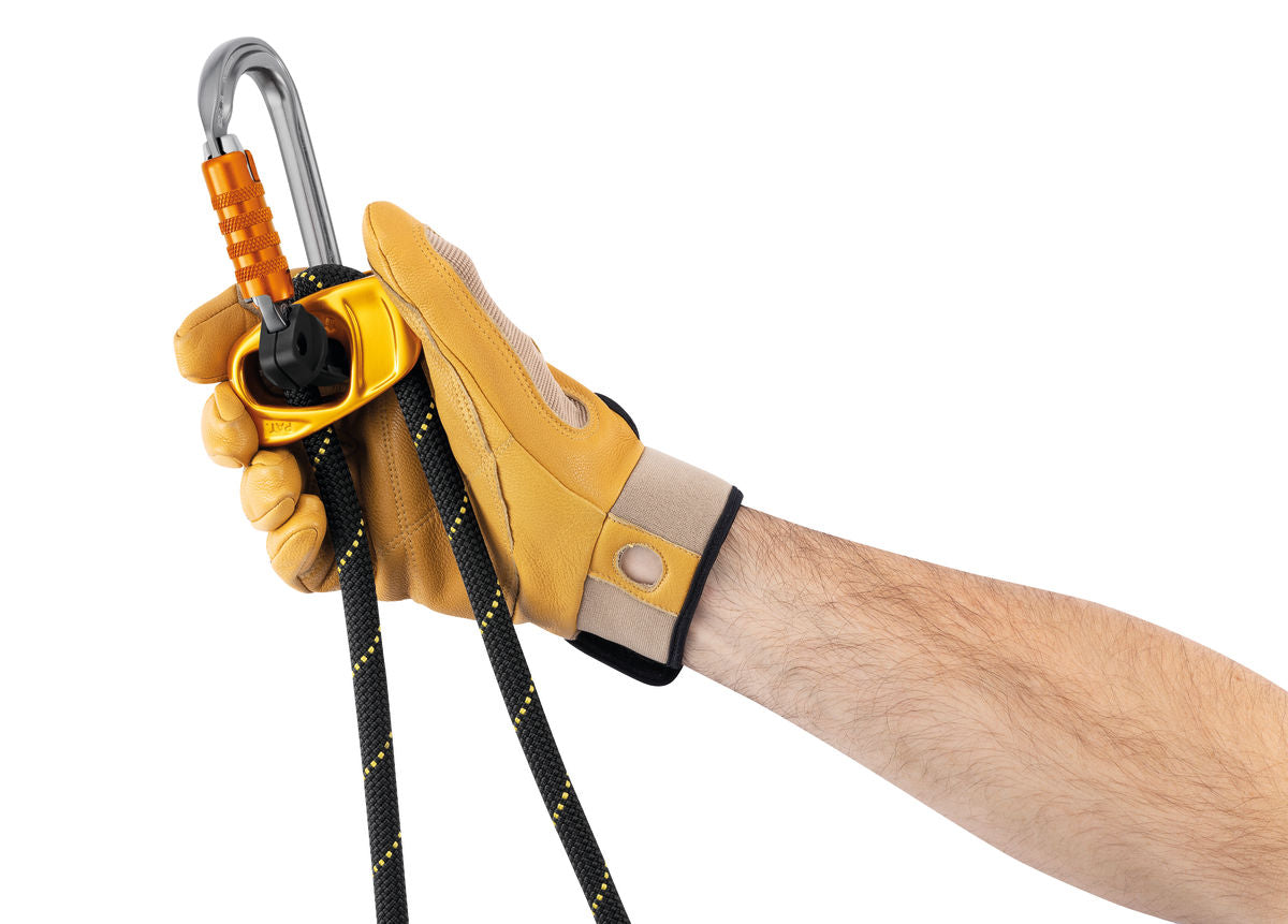 When combined with another lanyard, the PROGRESS ADJUST-I progression lanyard allows continuous connection for all types of progression (such as rope ascent or moving along a traverse line). Reversible, the ADJUST rope adjuster can be placed on the anchor or on the harness ventral attachment point. 